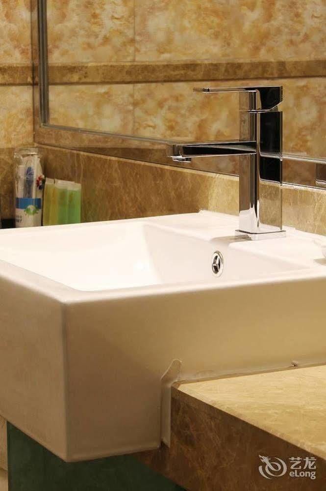 Zhuhai Platinum Holiday Hotel Εξωτερικό φωτογραφία